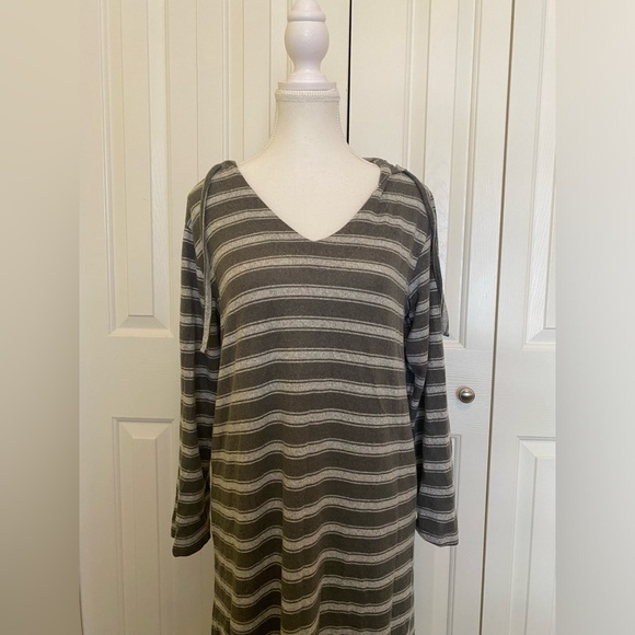 Max Studio Sleepwear Grey and White Striped Women’s Nighty With Hood Size M - Picture 3 of 4